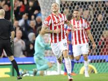 Marko Arnautovic (l.) feiert einen Treffer für Stoke City