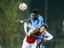 Hamburgs Kapitän Johan Djourou (r.) im Kopfballduell mit Arkadiusz Milik von Ajax Amsterdam