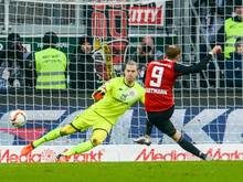 Ingolstadts Moritz Hartmann trifft per Elfmeter zum 1:0 gegen Mainz