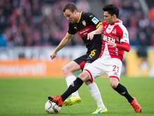 Stuttgarts Kevin Großkreutz (r.) im Zweikampf mit Leonardo Bittencourt vom 1. FC Köln