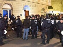 23 Polizisten wurden am Gelsenkirchener Hauptbahnhof durch S04-Anhänger verletzt.