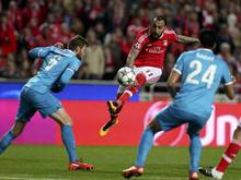 Benficas Kostas Mitroglou (M) versucht die Zenit Abwehr zu überwinden