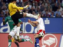 Bremens Torwart Tim Wiese (oben) streckt HSV-Spieler Ivica Olić (r.) nieder