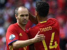 Thiago (r) ist voll des Lobes über Andres Iniesta.
