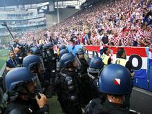 Für die Ausschreitungen der kroatischen Fans hat sich der Fußball-Verband des Landes entschuldigt