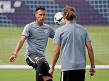 Ob die RB-Spieler Davie Selke (l.) und Yussuf Poulsen zu Olympia fahren ist unsicher