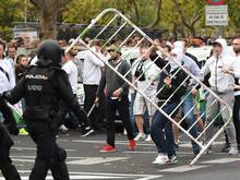 Randalierende Fans von Legia gerieten in Madrid mit der spanischen Polizei aneinander