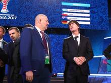 Cherchesov (l.) spricht nach der Confed-Cup-Auslosung mit Vorbild Joachim Löw