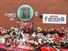 Blumen schmücken den Erinnerungsort für die Oper der Hillsborough-Katastrophe in Liverpool