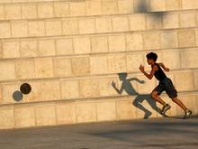 Ein Junge kickt in Nablus im Westjordanland. Deutschland fördert den palästinenesischen Fußball mit 400.000 Euro