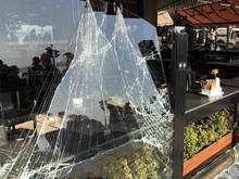 Schalker Fans haben in Thessaloniki die Scheiben eines Cafés zerbrochen