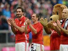 Mats Hummels, Philipp Lahm, Maskottchen Bernie und Arjen Robben (l-r) jubeln nach dem souveränen 3:0 gegen Frankfurt