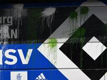 Bei der Einfahrt ins Bremer Stadion wurde der HSV-Bus mit Farbe und Gegenständen beworfen