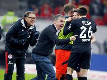 St.-Pauli-Trainer Ewald Lienen (l.) könnte Sportchef Andreas Rettig beerben