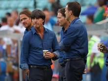 Das Trainerteam um Joachim Löw (l.) bereitet das Team auf das Halbfinale gegen Mexiko vor