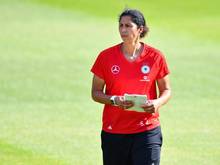 Steffi Jones überwacht das Training der deutschen Nationalspielerinnen