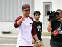 Lukas Podolski bei seiner Ankunft in Japan