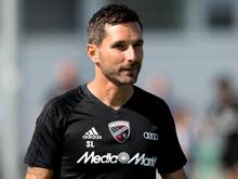 Der neue Trainer von Ingolstadt, Stefan Leitl, verfolgt das erste Training unter seiner Leitung