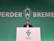 Werder-Sportchef Frank Baumann spricht auf der Mitgliederversammlung in Bremen