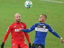 Bielefelds Christoph Hemlein (r.) im Kampf um den Ball mit dem Kölner Konstantin Rausch