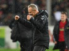 Freiburg-Coach Christian Streich freut sich über den Sieg seiner Elf gegen RB Leipzig