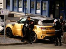 Aubameyang fuhr in seinem goldenen SUV am Flughafen vor