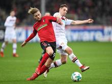 Freiburgs Lucas Höler (l.) schirmt den Ball gegen Leverkusens Dominik Kohr ab