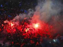 PSG-Fans zündeten zu Spielbeginn in Paris bengalisches Feuer