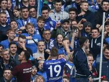 Bad in der Menge: Schalkes Guido Burgstaller (M) feiert nach dem Sieg über Freiburg mit den Fans