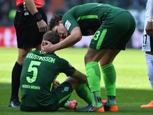Werders Ludwig Augustinsson (l) musste gegen Frankfurt verletzt raus