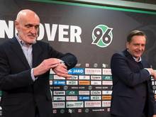 Für Sportdirektor Horst Heldt (r.) und Hannover 96s Präsident Martin Kind ist das Wechsel-Intermezzo kein Thema mehr