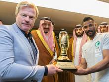 Oliver Kahn (l.) soll die saudischen Torhüter fit für die WM machen