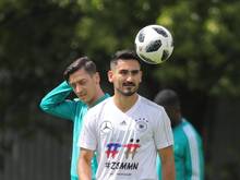 Nach den Fotos mit dem türkischen Präsidenten Erdogan stehen Mesut Özil (l.) und Ilkay Gündogan stark im Fokus