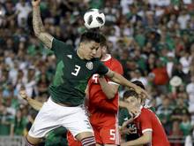 Carlos Salcedo (l) sieht seine Mexikaner gegen Deutschland nicht chancenlos