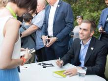 Philipp Lahm gibt auf einer Veranstaltung des Goethe-Instituts Autogramme
