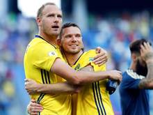 Schweden-Kapitän Andreas Granqvist (l.) will auch gegen die DFB-Elf über einen Sieg jubeln