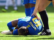 Schiedsrichter Björn Kuipers beugt sich über den am Boden liegenden Neymar