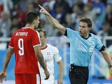 Schiedsrichter Felix Brych (r.) wurde nach seinem ersten Einsatz aus Serbien scharf kritisiert