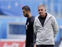 Irans Trainer Carlos Queiroz (r.) wollte eigentlich Verteidiger Pejman Montazeri (l.) einwechseln