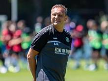 96-Coach André Breitenreiter bittet seine Jungs wieder zum Training