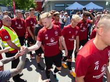 Die FCN-Profis werden beim Trainingsauftakt von den Fans begrüßt