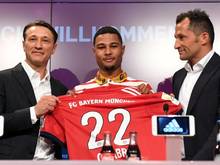 Serge Gnabry (M.) bei seiner Vorstellung mit Bayern-Trainer Niko Kovac (l.) und Sportdirektor Hasan Salihamidzic