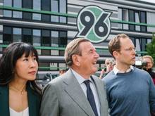Altkanzler Gerhard Schröder (M.), auch Aufsichtsratsvorsitzender von Hannover 96, besucht mit seiner Ehefrau (l.) die Nachwuchsakademie des Vereins.