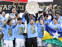 Die Spieler von Kawasaki Frontale feiern den Meistertitel. Foto: kyodo