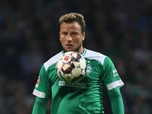 Wegen Wadenproblemen pausiert Philipp Bargfrede beim Training von Werder Bremen