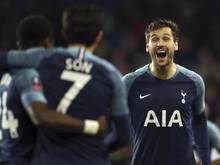 Tottenhams Dreifach-Torschütze Fernando Llorente (r) feiert seinen zweiten Treffer im Spiel