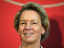 Martina Voss-Tecklenburg kommt mit ihrer Mannschaft in Spanien zusammen