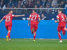 Die Düsseldorfer Niko Gießelmann, Dawid Kownacki und André Hoffmann (.l-r.) feiern den vierten Treffer auf Schalke