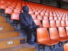 Der FC Valencia hat einen verstorbenen Fan mit einer lebensgroßen Bronzestatue geehrt