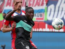Orel Mangala (r.) vom VfB Stuttgart hat sich verletzt